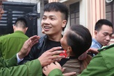 Mẹ Khá "bảnh" ôm chầm con trai trước sân tòa Mẹ Khá "bảnh" ôm chầm con trai trước sân tòa