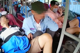 Ngủ say trên xe khách, người đàn ông không hề biết đến "bàn tay xấu xí" của vị khách bên cạnh Ngủ say trên xe khách, người đàn ông không hề biết đến "bàn tay xấu xí" của vị khách bên cạnh
