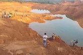 Trượt chân ngã xuống hố khai thác quặng, 2 học sinh chết đuối thương tâm Trượt chân ngã xuống hố khai thác quặng, 2 học sinh chết đuối thương tâm