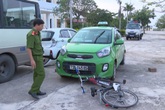 Tài xế taxi kéo người gặp nạn 2 km khi bỏ trốn Tài xế taxi kéo người gặp nạn 2 km khi bỏ trốn