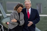 Ông Trump lại bị dính giấy vệ sinh vào giầy Ông Trump lại bị dính giấy vệ sinh vào giầy