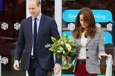 Công nương Kate vấp ngã khi rời sự kiện Công nương Kate vấp ngã khi rời sự kiện