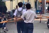 Pha lừa đảo ngoạn mục của cậu học sinh: Sáng chống nạng đi học, chiều đã catwalk điệu nghệ như siêu mẫu Pha lừa đảo ngoạn mục của cậu học sinh: Sáng chống nạng đi học, chiều đã catwalk điệu nghệ như siêu mẫu