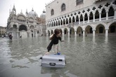 Dân Venice khóc ròng vì ngập lụt lịch sử, du khách vẫn mê mải selfie Dân Venice khóc ròng vì ngập lụt lịch sử, du khách vẫn mê mải selfie