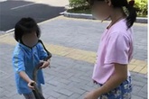 Ông bố rèn sự gan dạ cho 2 cô con gái: Tác dụng đến đâu thì chưa biết nhưng hàng xóm nhìn thấy co giò chạy vì sợ Ông bố rèn sự gan dạ cho 2 cô con gái: Tác dụng đến đâu thì chưa biết nhưng hàng xóm nhìn thấy co giò chạy vì sợ