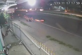Thanh niên phóng xe máy tông chết cụ bà rồi trượt dài trên đường tóe lửa Thanh niên phóng xe máy tông chết cụ bà rồi trượt dài trên đường tóe lửa