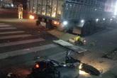 Xe tải biển Lào đâm loạt xe máy ở ngã tư khiến 1 người tử vong, 2 người bị thương nặng Xe tải biển Lào đâm loạt xe máy ở ngã tư khiến 1 người tử vong, 2 người bị thương nặng