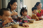 Video: Một ngày đặc biệt ở trung tâm giáo dục trẻ tự kỷ Video: Một ngày đặc biệt ở trung tâm giáo dục trẻ tự kỷ