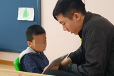 Người thầy đặc biệt của những đứa trẻ đặc biệt Người thầy đặc biệt của những đứa trẻ đặc biệt