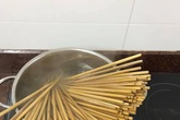 Hải Phòng: Học sinh cũ cùng mẹ vót đũa tặng cô giáo ngày 20/11 Hải Phòng: Học sinh cũ cùng mẹ vót đũa tặng cô giáo ngày 20/11