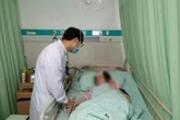 Vừa nằm vừa dùng điện thoại, người phụ nữ bị chảy máu não, liệt nửa người Vừa nằm vừa dùng điện thoại, người phụ nữ bị chảy máu não, liệt nửa người