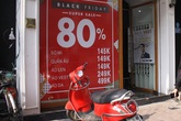 Nhiều cửa hàng thời trang ở Hà Nội đã chạy đà cho ngày mua sắm Black Friday bằng việc treo biển giảm giá mạnh tới 80% các sản phẩm Nhiều cửa hàng thời trang ở Hà Nội đã chạy đà cho ngày mua sắm Black Friday bằng việc treo biển giảm giá mạnh tới 80% các sản phẩm