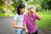 Chóng mặt và nỗi lo sợ té ngã của người già Chóng mặt và nỗi lo sợ té ngã của người già