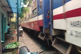 Sau đề nghị di dời của Bộ GTVT: Người dân phố cà phê đường tàu “mất ngủ” Sau đề nghị di dời của Bộ GTVT: Người dân phố cà phê đường tàu “mất ngủ”
