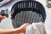 Nồi chiên không dầu giờ nhà nào cũng có 1 cái nhưng cách vệ sinh đúng cách loại nồi này thì không phải ai cũng biết Nồi chiên không dầu giờ nhà nào cũng có 1 cái nhưng cách vệ sinh đúng cách loại nồi này thì không phải ai cũng biết