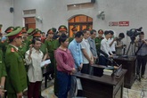 Lĩnh án xong, mẹ nữ sinh giao gà liên tục gào thét "Tôi bị oan, tôi bị oan!" Lĩnh án xong, mẹ nữ sinh giao gà liên tục gào thét "Tôi bị oan, tôi bị oan!"