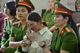 Mẹ nữ sinh giao gà: "Các bị cáo đã bàn bạc âm mưu hãm hại tôi, giết con tôi!" Mẹ nữ sinh giao gà: "Các bị cáo đã bàn bạc âm mưu hãm hại tôi, giết con tôi!"