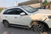 Hà Nội: Xế hộp "điên" tông 4 người rồi bỏ chạy Hà Nội: Xế hộp "điên" tông 4 người rồi bỏ chạy