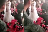 Chú rể quỳ xuống cầu hôn bằng hoa, cô dâu từ chối kết hôn ngay tại đám cưới Chú rể quỳ xuống cầu hôn bằng hoa, cô dâu từ chối kết hôn ngay tại đám cưới