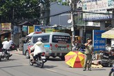 Cô gái 20 tuổi bị xe tải cán tử vong thương tâm, người dân dùng ô che nắng cho thi thể Cô gái 20 tuổi bị xe tải cán tử vong thương tâm, người dân dùng ô che nắng cho thi thể