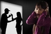 Bé gái 13 tuổi cắn ngón tay đến chảy máu vì ký ức đáng sợ về bố mẹ Bé gái 13 tuổi cắn ngón tay đến chảy máu vì ký ức đáng sợ về bố mẹ