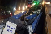 Thanh sắt nặng hàng tấn đâm nát cabin xe đầu kéo, tài xế nguy kịch Thanh sắt nặng hàng tấn đâm nát cabin xe đầu kéo, tài xế nguy kịch