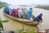 Một phụ nữ bị nước lũ cuốn trôi Một phụ nữ bị nước lũ cuốn trôi