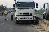 3 nữ sinh bị thương sau va chạm với xe tải 3 nữ sinh bị thương sau va chạm với xe tải