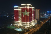 Hàng loạt cao ốc của Sunshine Group nhuộm đỏ quốc kỳ, cổ vũ Việt Nam trước trận CK SEA Games 30 Hàng loạt cao ốc của Sunshine Group nhuộm đỏ quốc kỳ, cổ vũ Việt Nam trước trận CK SEA Games 30