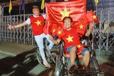 Việt Nam chiến thắng, Đàm Vĩnh Hưng, Vũ Hà 'đi bão' bằng xích lô Việt Nam chiến thắng, Đàm Vĩnh Hưng, Vũ Hà 'đi bão' bằng xích lô