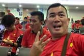 Dàn nghệ sĩ Việt và 300 CĐV vạ vật suốt đêm ở sân bay Philippines Dàn nghệ sĩ Việt và 300 CĐV vạ vật suốt đêm ở sân bay Philippines