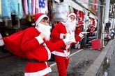 Dịch vụ thuê ông già Noel tặng quà đang siêu đắt hàng, phụ huynh đặt lịch càng sớm, giá càng mềm Dịch vụ thuê ông già Noel tặng quà đang siêu đắt hàng, phụ huynh đặt lịch càng sớm, giá càng mềm