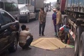 Quảng Ninh: Va chạm giao thông ngã ra đường, người phụ nữ bị xe container chèn tử vong Quảng Ninh: Va chạm giao thông ngã ra đường, người phụ nữ bị xe container chèn tử vong
