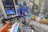 Bé gái 10 tuổi liên tục đòi... trà sữa, bánh tráng trộn sau chuỗi ngày thập tử nhất sinh trong viện Bé gái 10 tuổi liên tục đòi... trà sữa, bánh tráng trộn sau chuỗi ngày thập tử nhất sinh trong viện