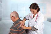 Đừng coi thường khi đau lưng, bởi có thể là dấu hiệu của ung thư phổi Đừng coi thường khi đau lưng, bởi có thể là dấu hiệu của ung thư phổi