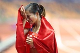 Bố mẹ của nữ VĐV điền kinh giành 3 HCV rồi ngã gục tại SEA Games: 'Chỉ mong con cố gắng vì màu cờ sắc áo chứ không mong tiền mang về' Bố mẹ của nữ VĐV điền kinh giành 3 HCV rồi ngã gục tại SEA Games: 'Chỉ mong con cố gắng vì màu cờ sắc áo chứ không mong tiền mang về'