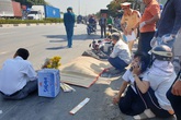 Người đàn ông quỳ khóc bên thi thể vợ bị xe đầu kéo cán tử vong giữa trưa Người đàn ông quỳ khóc bên thi thể vợ bị xe đầu kéo cán tử vong giữa trưa