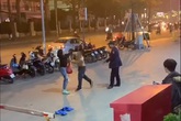 Hà Nội: Phẫn nộ nam nhân viên bảo vệ vừa đấm vào mặt vừa chửi người phụ nữ chỉ vì việc để xe Hà Nội: Phẫn nộ nam nhân viên bảo vệ vừa đấm vào mặt vừa chửi người phụ nữ chỉ vì việc để xe