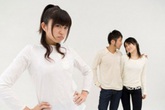 Các bà vợ khôn đánh ghen bằng mưu khiến chồng phải cúi đầu rời bỏ bồ ngay lập tức Các bà vợ khôn đánh ghen bằng mưu khiến chồng phải cúi đầu rời bỏ bồ ngay lập tức