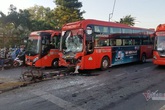 Xe khách đâm nhau vỡ nát lúc dừng đèn đỏ ở TP.HCM, 5 người bị thương Xe khách đâm nhau vỡ nát lúc dừng đèn đỏ ở TP.HCM, 5 người bị thương