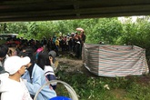 Hàng trăm người bật khóc bên thi thể nữ sinh lớp 11 để lại thư tuyệt mệnh rồi nhảy cầu tự tử Hàng trăm người bật khóc bên thi thể nữ sinh lớp 11 để lại thư tuyệt mệnh rồi nhảy cầu tự tử