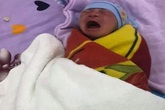 Bé sơ sinh bị bỏ rơi trước cổng nhà nghỉ kèm lời nhắn của mẹ Bé sơ sinh bị bỏ rơi trước cổng nhà nghỉ kèm lời nhắn của mẹ