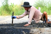 Người đàn ông khuyết tật nhặt đá, vá đường Người đàn ông khuyết tật nhặt đá, vá đường