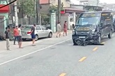 Xe limousine kéo lê xe máy hàng chục mét ở Nam Định, 1 người chết Xe limousine kéo lê xe máy hàng chục mét ở Nam Định, 1 người chết
