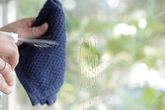 Cuối năm rồi các cửa kính trong nhà cần được lau chùi sạch sẽ, đây là cách khiến chúng sáng bóng mà không cần dùng đến chất tẩy rửa độc hại Cuối năm rồi các cửa kính trong nhà cần được lau chùi sạch sẽ, đây là cách khiến chúng sáng bóng mà không cần dùng đến chất tẩy rửa độc hại