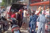 Sự thật "đại gia" tranh quần áo từ thiện với dân nghèo ở Đà Nẵng Sự thật "đại gia" tranh quần áo từ thiện với dân nghèo ở Đà Nẵng