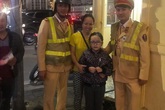 CSGT Hà Nội giúp đỡ cháu bé 7 tuổi bị lạc trong đêm Noel CSGT Hà Nội giúp đỡ cháu bé 7 tuổi bị lạc trong đêm Noel