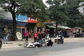 Hà Nội: Truy đuổi chiếc xe "hung thần" đổ dầu mỡ ra đường khiến hàng loạt phụ nữ trượt ngã kinh hoàng Hà Nội: Truy đuổi chiếc xe "hung thần" đổ dầu mỡ ra đường khiến hàng loạt phụ nữ trượt ngã kinh hoàng