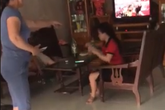 Nóng trên mạng xã hội: Mẹ chồng - con dâu túm tóc, giằng co, đánh nhau ngay giữa nhà Nóng trên mạng xã hội: Mẹ chồng - con dâu túm tóc, giằng co, đánh nhau ngay giữa nhà