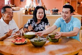 Quốc Trường làm cơm mời bố mẹ Quốc Trường làm cơm mời bố mẹ